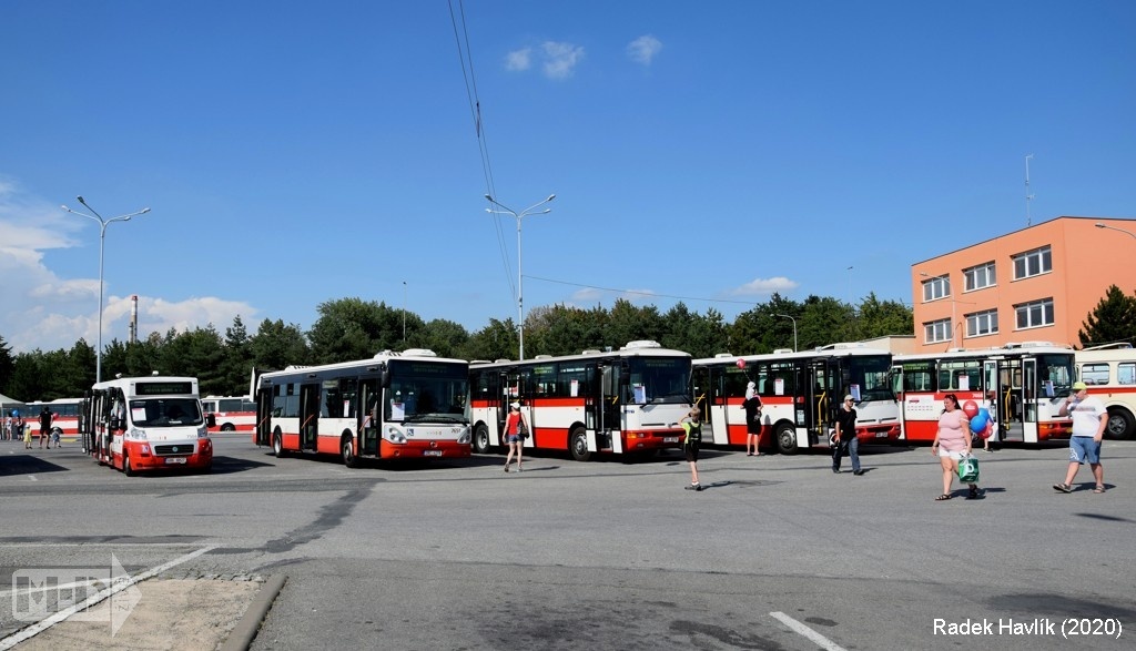 22.8.2020   Pohled na vystavené autobusy v garážích Slatina