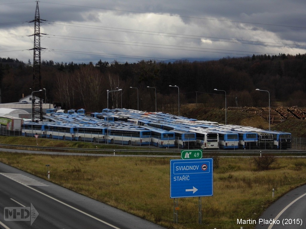1.12.2015   Pohled na vyřazené vozy v areálu šrotiště HP AUTODEMONT (1)